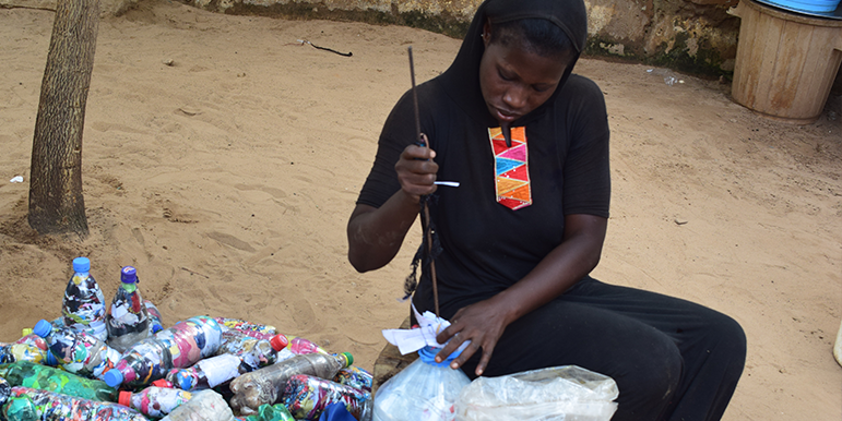 Histoire de résilience avec….Fatou Niang ! Avec les écobriques, elle construit l’avenir de ses enfants.